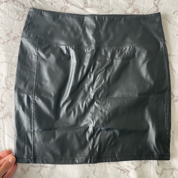 Black leather mini skirt - Picture 2 of 2